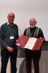 9. Bayerischen Ornithologentage, Herr Dr. Wolfgang Scherzinger zum Ehrenmitglied der OG-Bayern benannt; links W. Scherzinger, rechts Manfred Siering (Foto: B. Pooth)