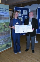 Verleihung des Walter-Wüst-Preises der Ornithologischen Gesellschaft in Bayern e.V. 2014 an Dr. Andrea Gehrold durch den Vorsitzenden Manfred Siering