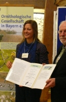 Verleihung des Walter-Wüst-Preis der Ornithologischen Gesellschaft in Bayern e.V. 2014 an Dr. Andrea Gehrold durch den Vorsitzenden Manfred Siering