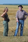 OG-Ehrenmitglied Dr. Theo Mebs (1930-2017) und Susann Janowski bei der Wiesenweihen-Exkursion, Juli 2011