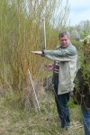 Dr. Dieter Franz erklärt die Fanganlage zur Blaukehlchen-Beringung. Lkr. Lichtenfels, April 2011