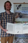 Verleihung des Walter-Wüst-Preis 2016 der Ornithologischen Gesellschaft in Bayern e.V. an Felix Närmann (links), überreicht von Manfred Siering (rechts)